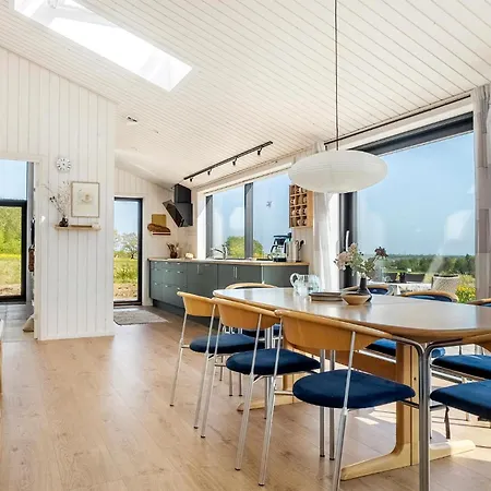 3 Bedroom Gorgeous In Semesterbostad *